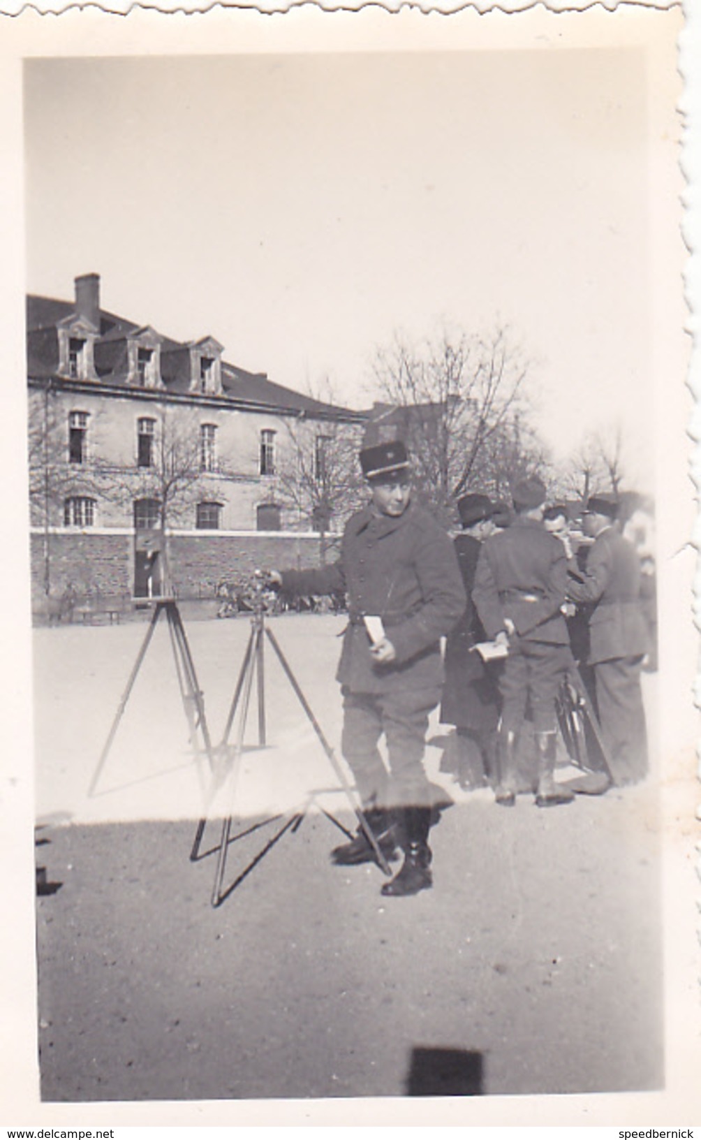 26137 Cinq 5 Photo Rennes 35 Caserne Colombier ? Arsenal ?  -  France -1938- Le Gonio -cour Quartier Militairie Soldat - Guerre, Militaire