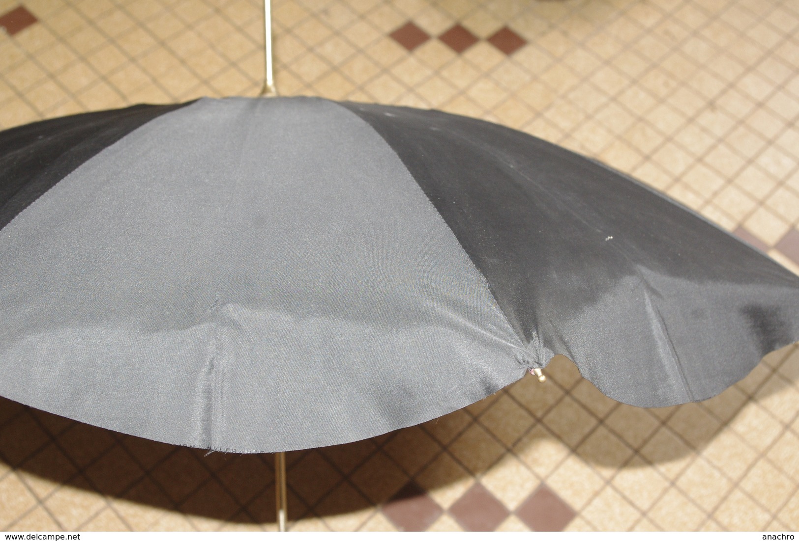 PARAPLUIE OMBRELLE Ancien à Volants Doublé Intérieur Rose à Fleurs Noires Années 70 - Ombrelles, Parapluies