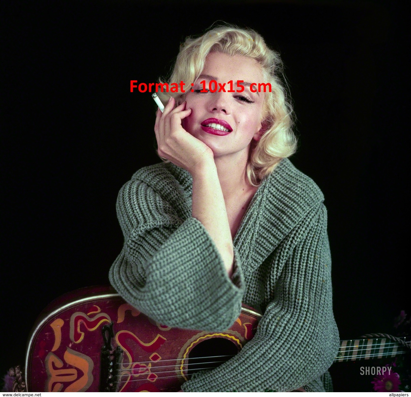 Photographie D'un Portrait De Marilyn Monroe En Gros Pull Appuyée Sur Une Guitare Et Tenant Une Cigarette - Autres & Non Classés