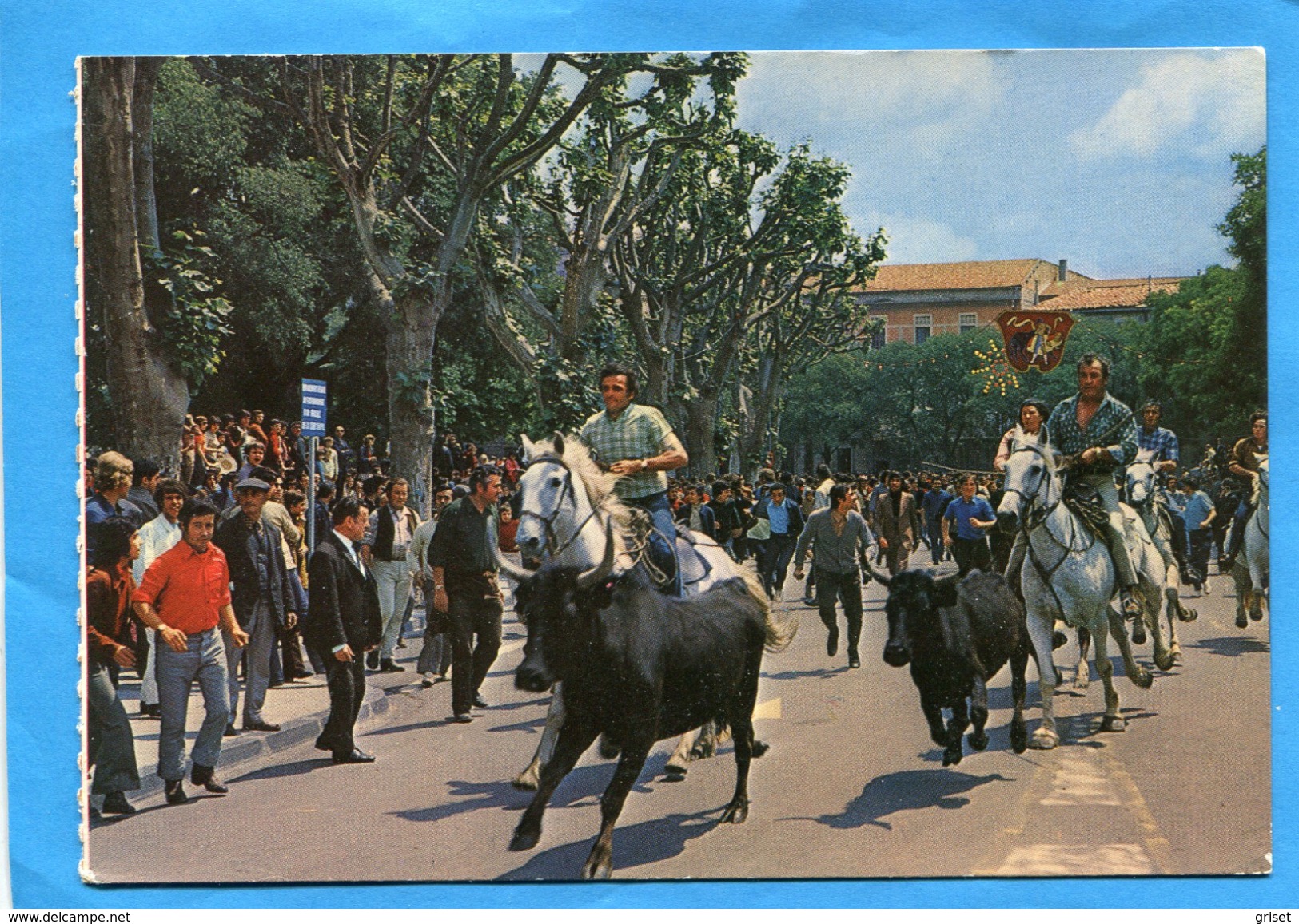 NIMES-Abrivado Sur Les Boulevards-gros Plan Foule Taureaux Et Gardians-années 50- 60-édition De Françe - Nîmes