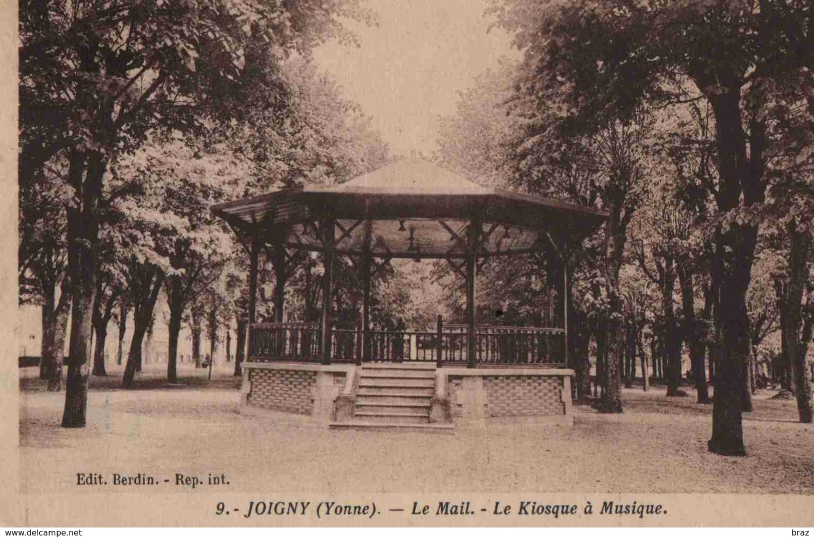 CPA  Joigny  Le Mail Kiosque - Joigny
