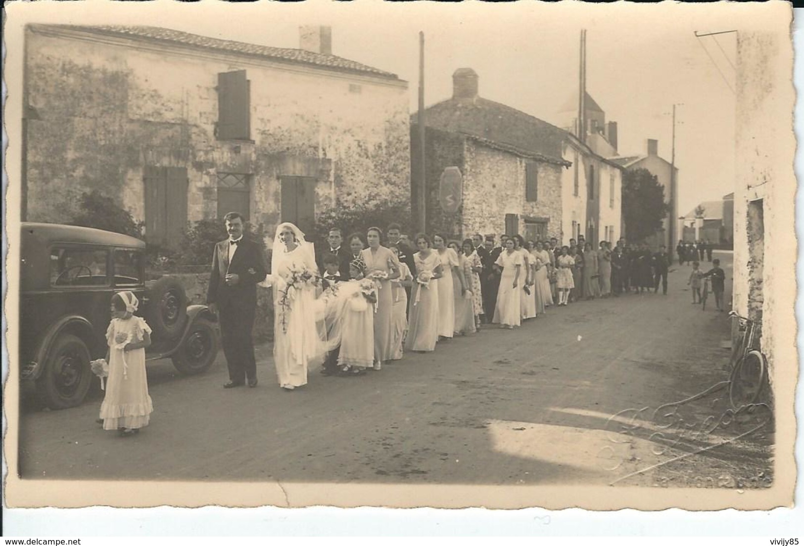 44 - LA  MONTAGNE - T.Belle Vue Animé D'un Mariage Dans Le Bourg ( Vieille Voiture ) - La Montagne