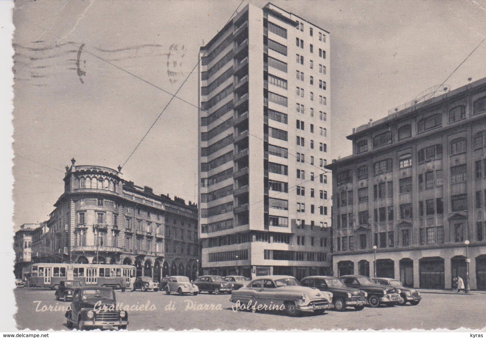 CPSM 10X15 . ITALIE . TORINO . Grattacielo Di Piazza Solferino  ( Tramway  E Macchine Delle Anni 1950 ) - Lugares Y Plazas