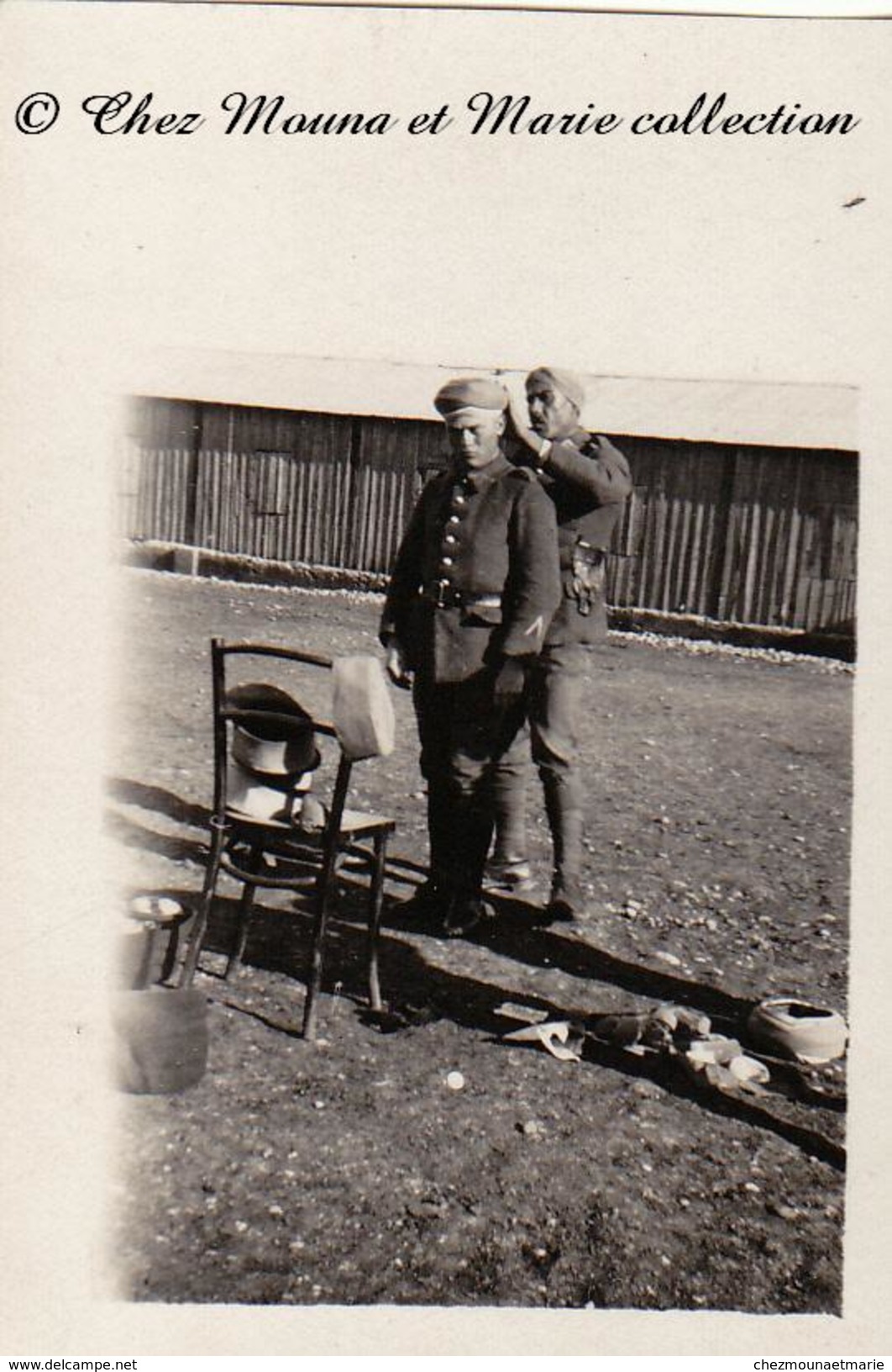 FES MAROC 1929 - FABRICATION D UN CHECHE DE PARADE POUR LE SERGENT SCHLECHT DANS LE CAMP - PHOTO MILITAIRE 7 X 5 CM - Guerre, Militaire