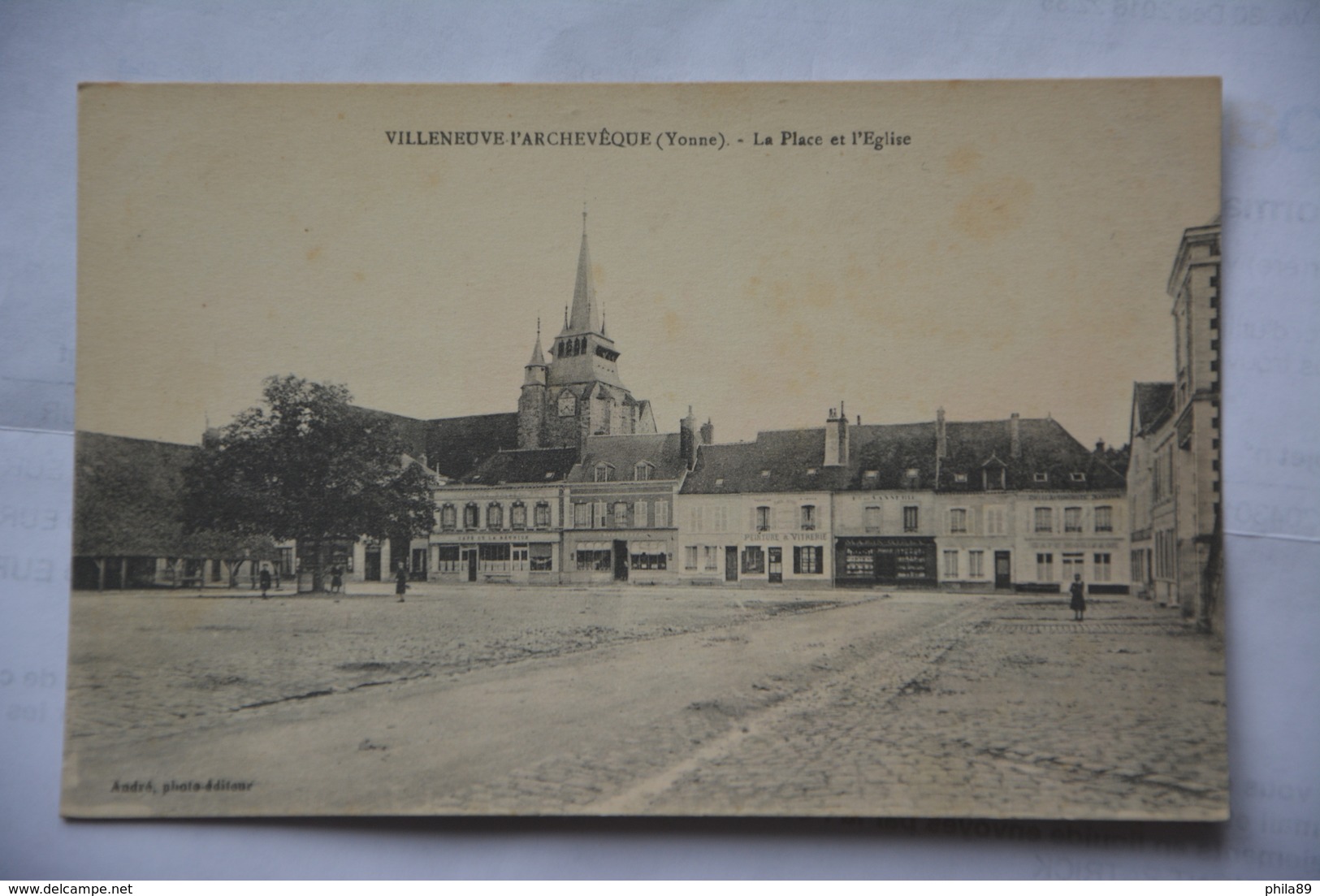 VILLENEUVE-l'ARCHEVEQUE-la Place Et L'eglise - Villeneuve-l'Archevêque