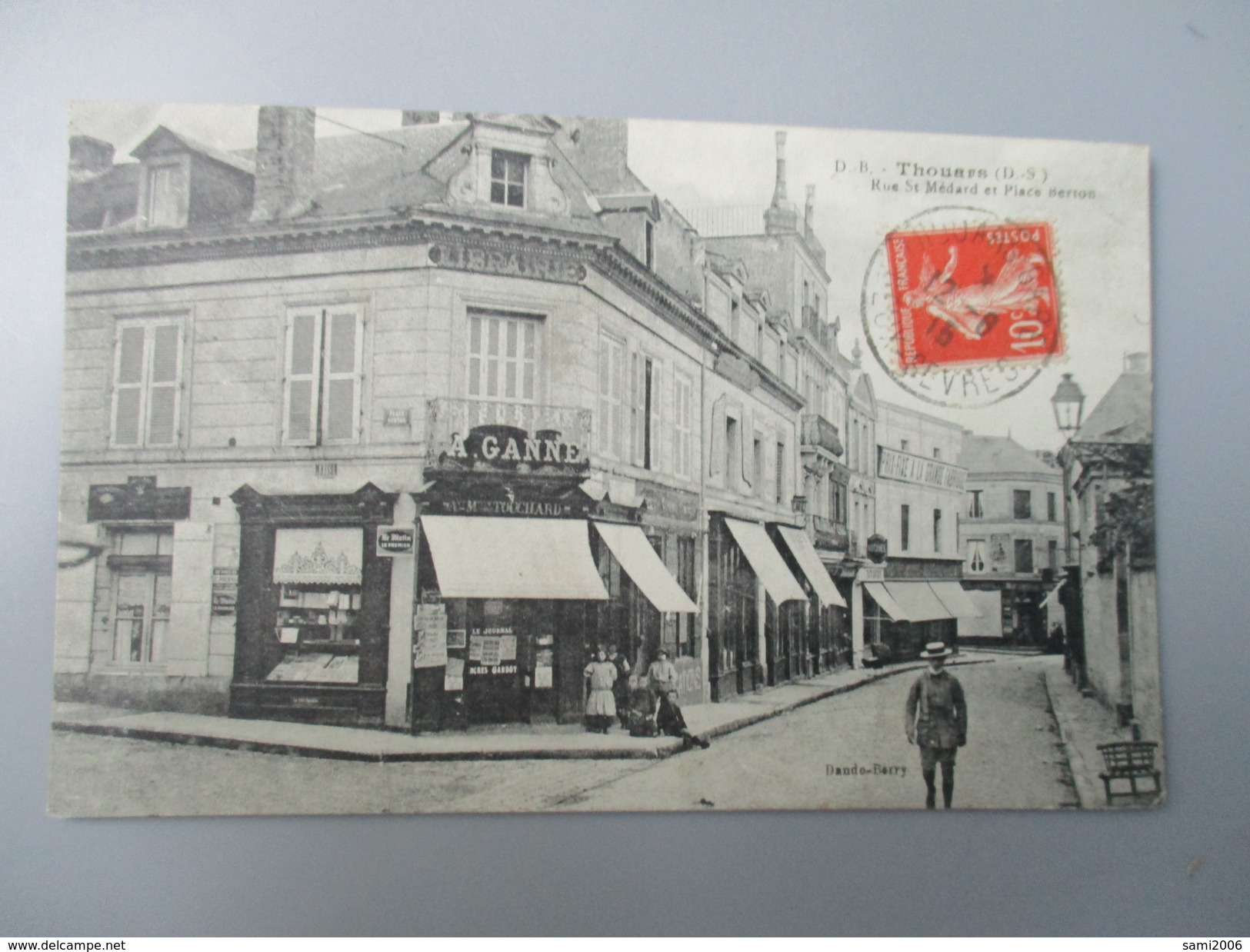 CPA 79 THOUARS RUE SAINT MEDARD ET PLACE BERTON LIBRAIRIE - Thouars