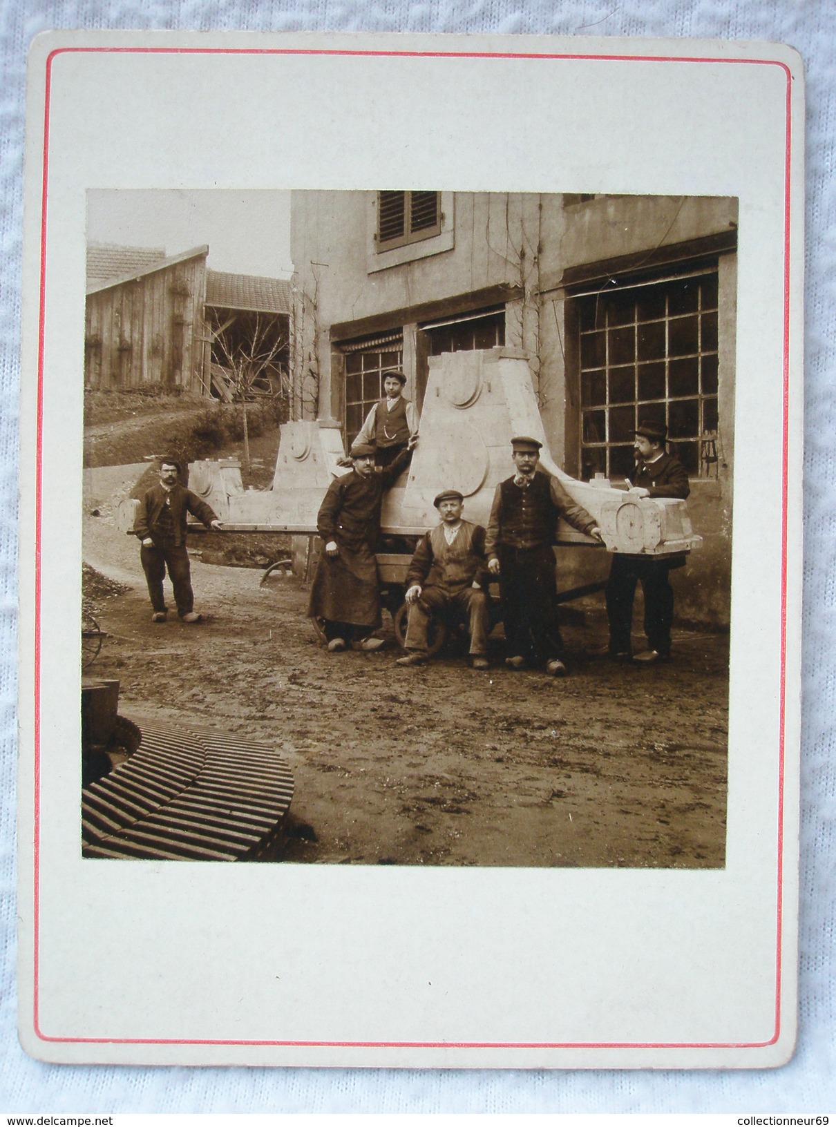 PHOTOGRAPHIE OUVRIERS TAILLEURS DE PIERRES CONTRE COLLÉE SUR CARTON FIN XIXe / LIEU A IDENTIFIER - Métiers