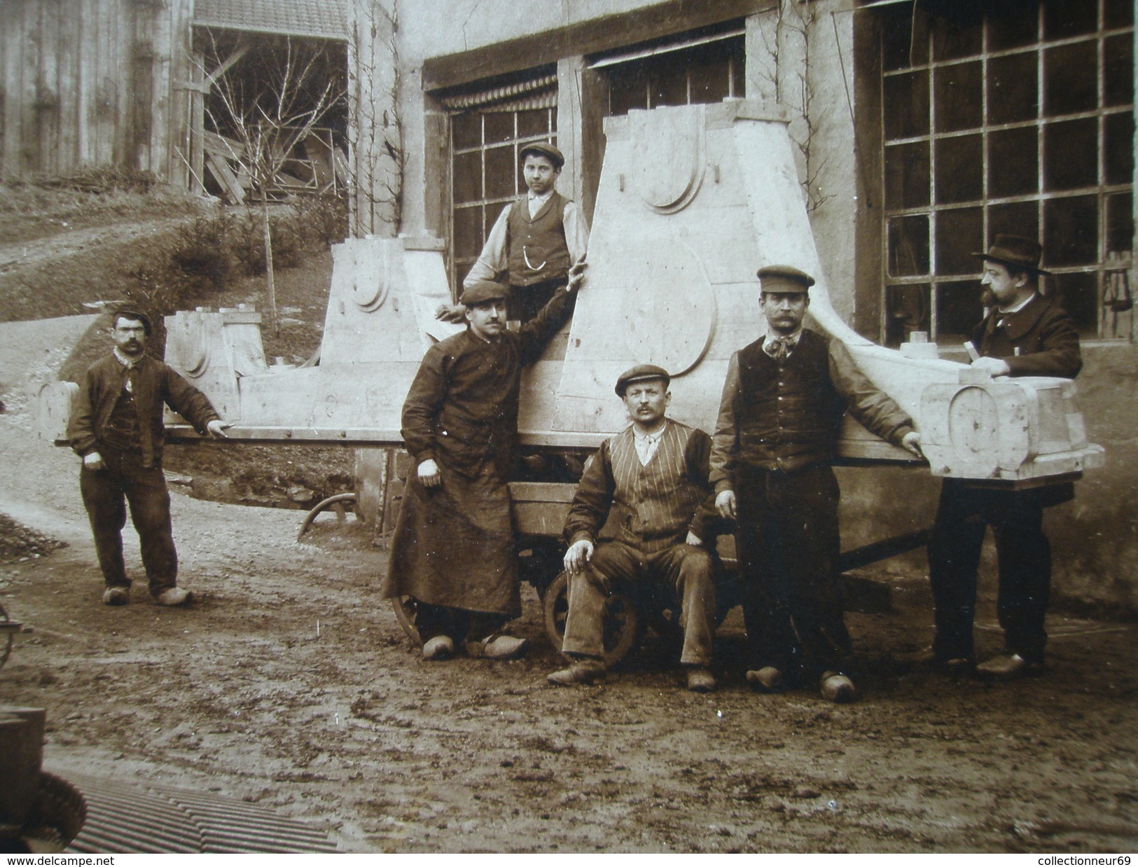 PHOTOGRAPHIE OUVRIERS TAILLEURS DE PIERRES CONTRE COLLÉE SUR CARTON FIN XIXe / LIEU A IDENTIFIER - Métiers