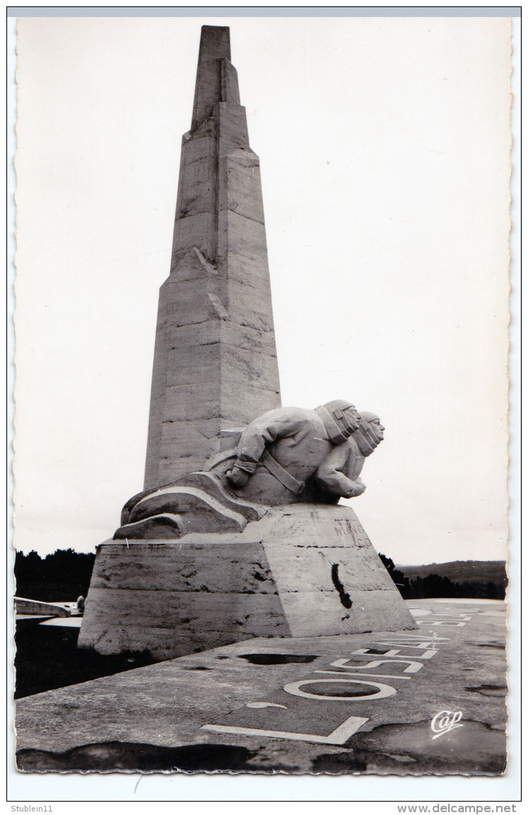 Etretat  (Seine-Maritime)   Monument Nungesser Et Coly    LES 2 CARTES     (CPSM, Bords Dentelés, Format 9 X 14) - Etretat