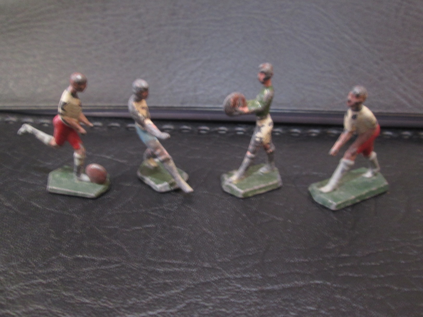 Lot De 4 Footballeurs En Plomb Peints - Circa 1940 - Fabricant à Identifier - Tin Soldiers