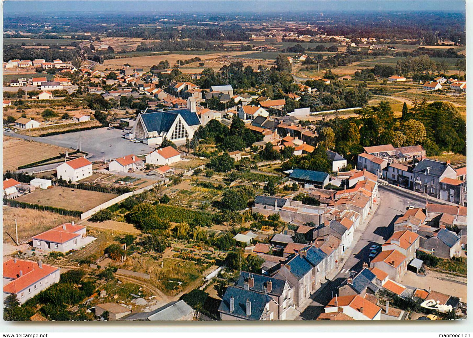 DEP 44 BOUAYE VUE AERIENNE SUR LE CENTRE DU BOURG - Bouaye