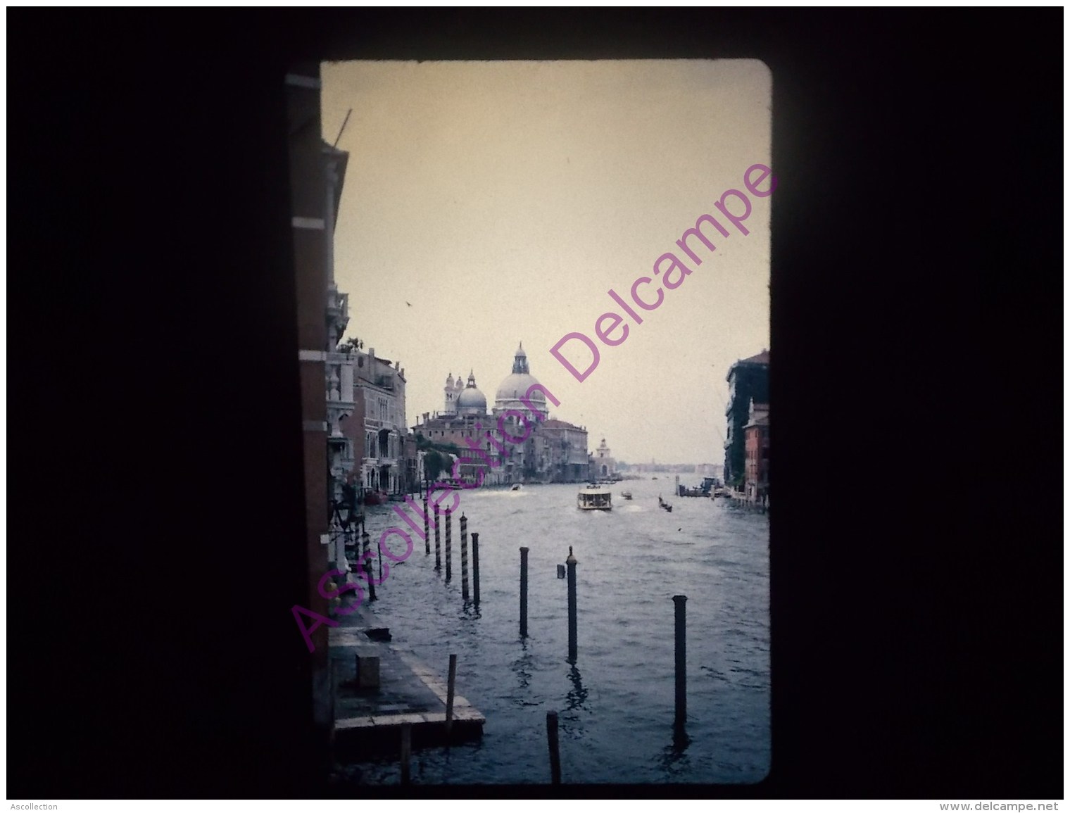 Diapositive Slide Diapo 1968 Italie Italy Venise En Sortant De L Académie Des Beaux Arts - Diapositive