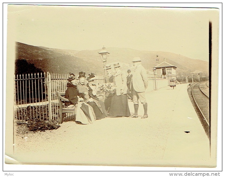 Foto/Photo Ancienne. En Attendant Le Train... Gare à Situer. Voir Dos. - Lieux