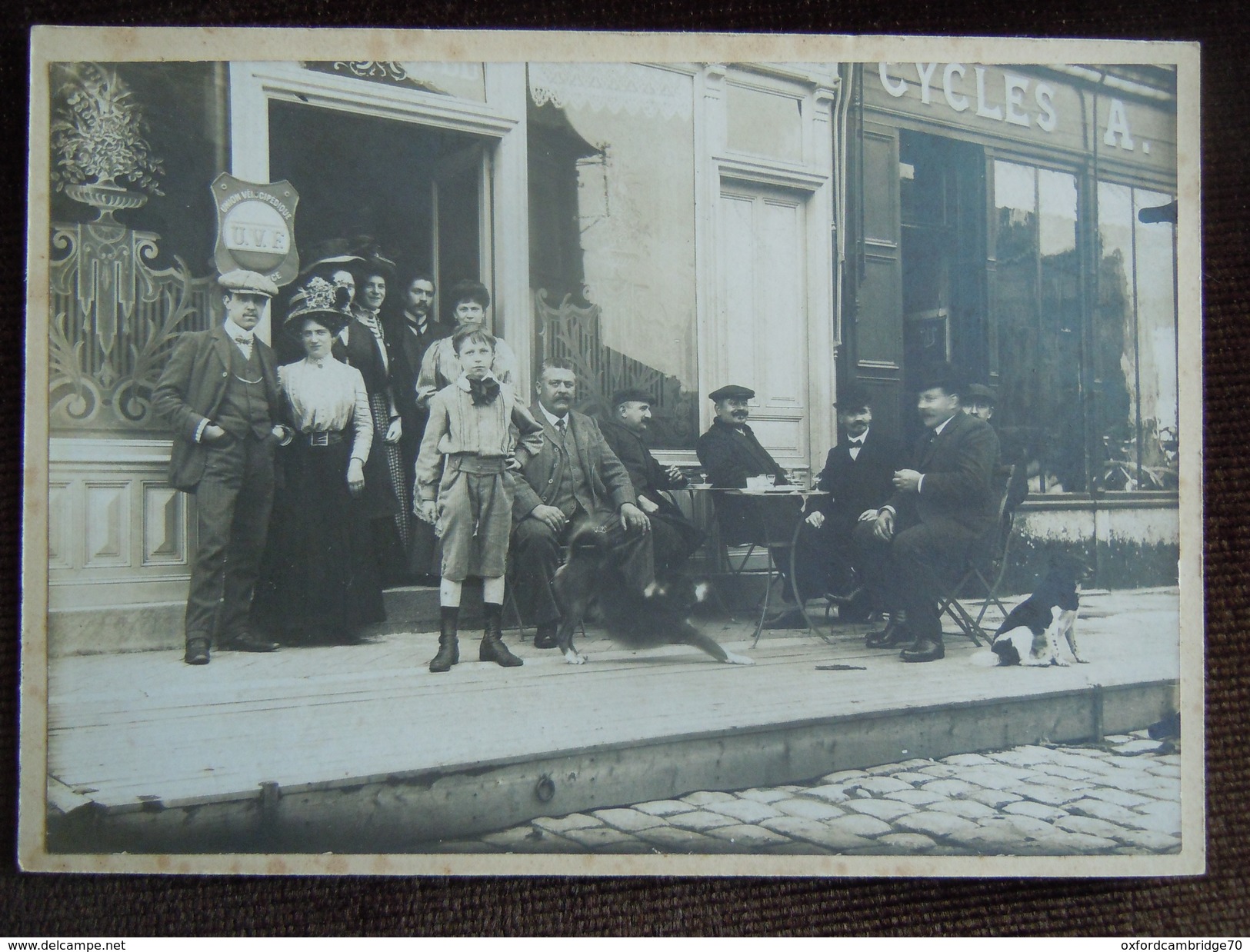 Gournay-en-Bray , Grande Photo Sur Support Carton  , Famille Et Personnel A . Mutel Posent En Terrasse Du Café De Rouen - Gournay-en-Bray