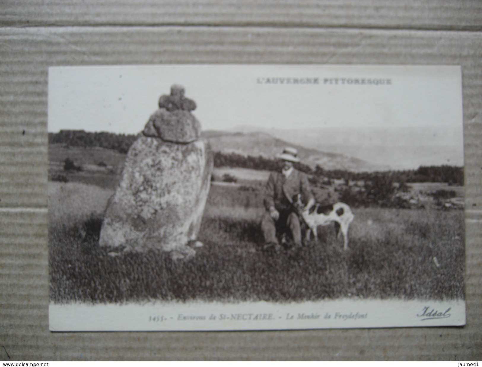 PUY DE DOME  63    ST- NECTAIRE  (ENV. DE ...   ) MENHIR DE FREYDEFONT - HOMME AVEC SON CHIEN          ANIME       TTB - Saint Nectaire