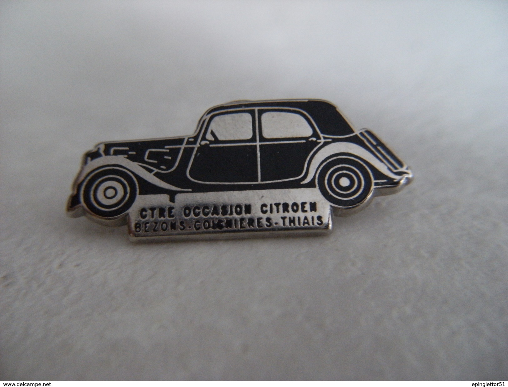 Pin's CITROËN Traction Noire Chevron Centre Occasion CITROËN Bezons Thiais Coigniéres,EGF. - Citroën