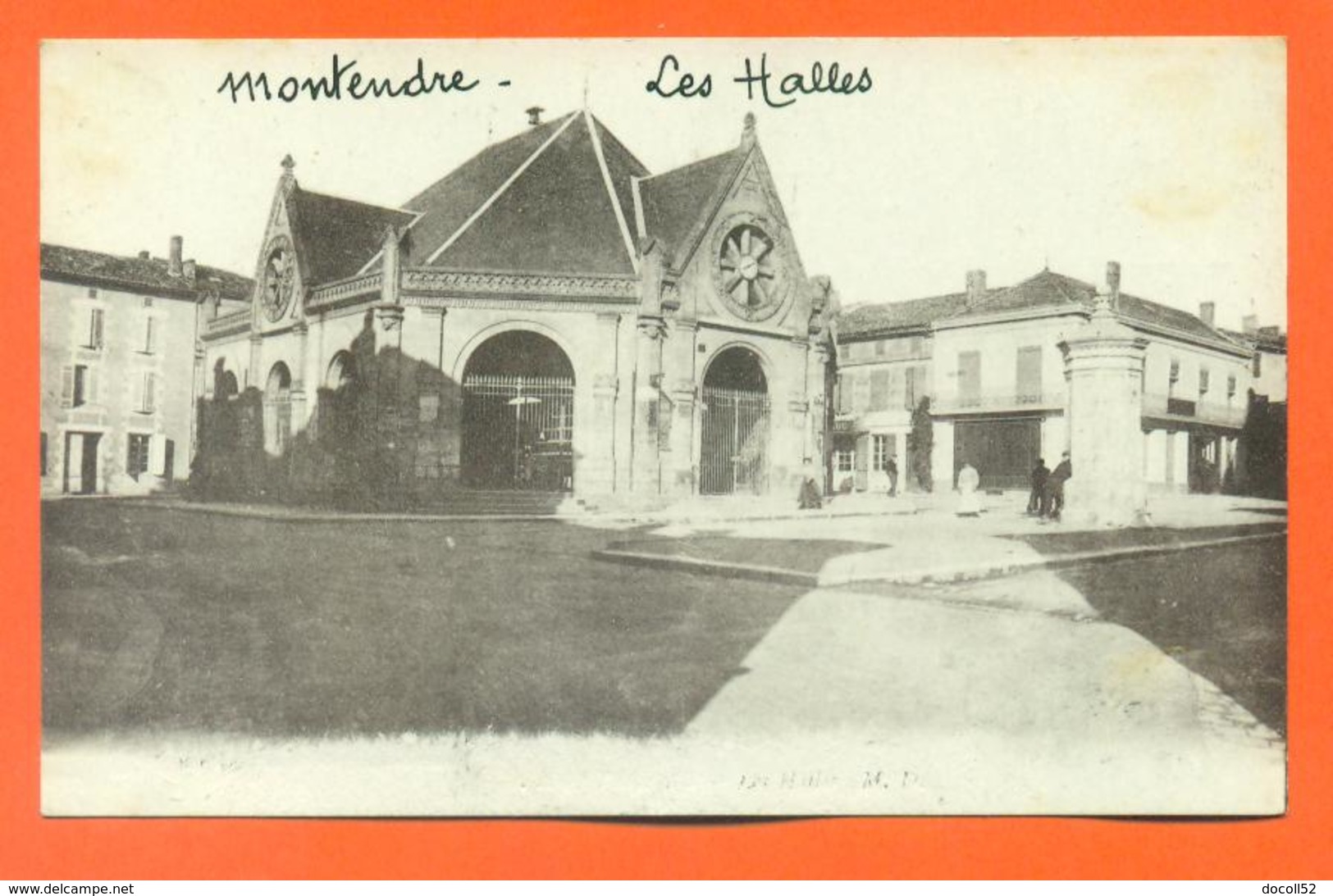CPA Montendre " Les Halles " Edition M Delboy - LJCP 36 - Montendre
