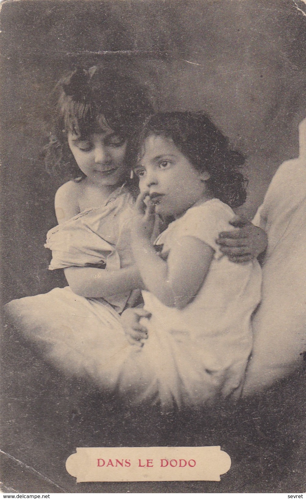 Photo De Deux Enfants Dans Un Lit - Portraits