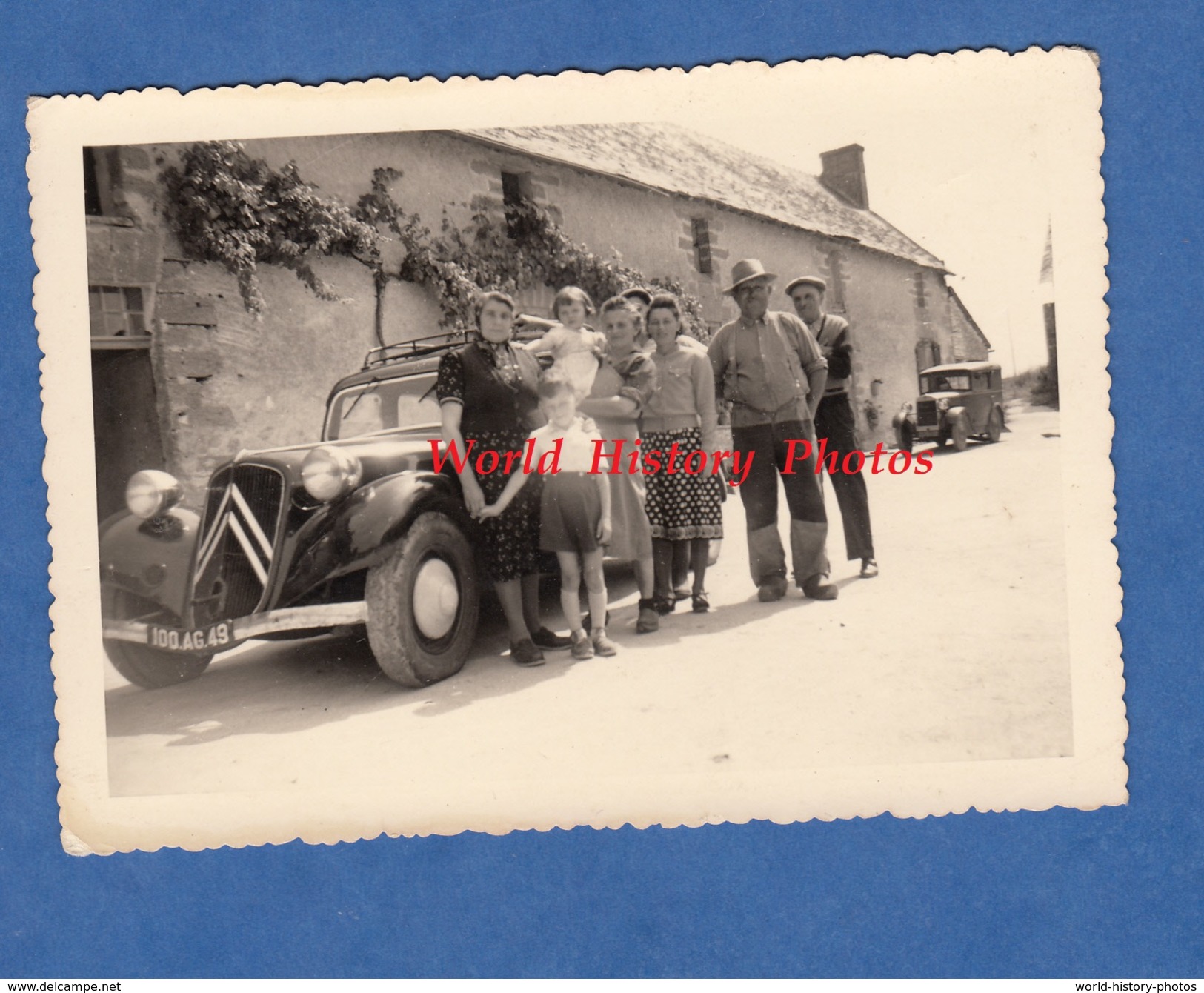 Photo Ancienne - PONT DE VARENNE ( Maine Et Loire ) - Famille Devant Auto Citroen Traction -1953- Louresse Rochemenier - Automobiles