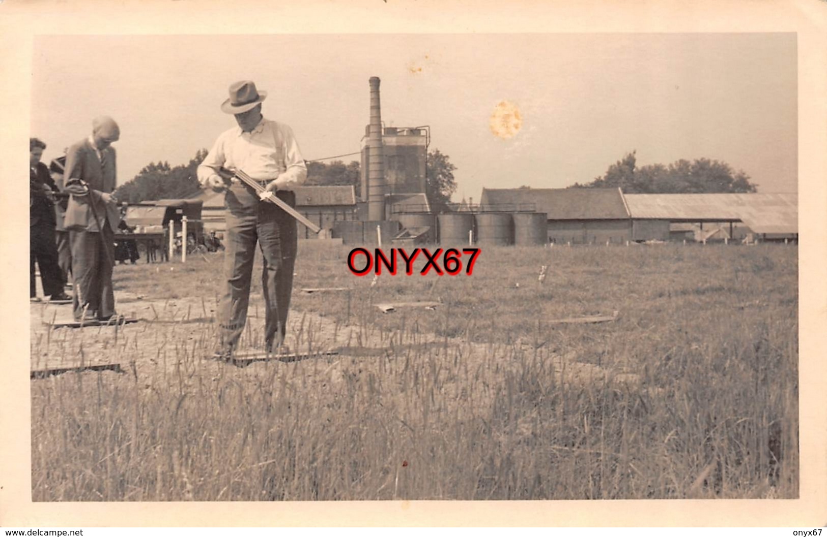 Carte Postale Photo Homme Avec Carabine Fusil Stand De TIR Ball-Trap Près Usine SPORT A SITUER A LOCALISER - Waffenschiessen