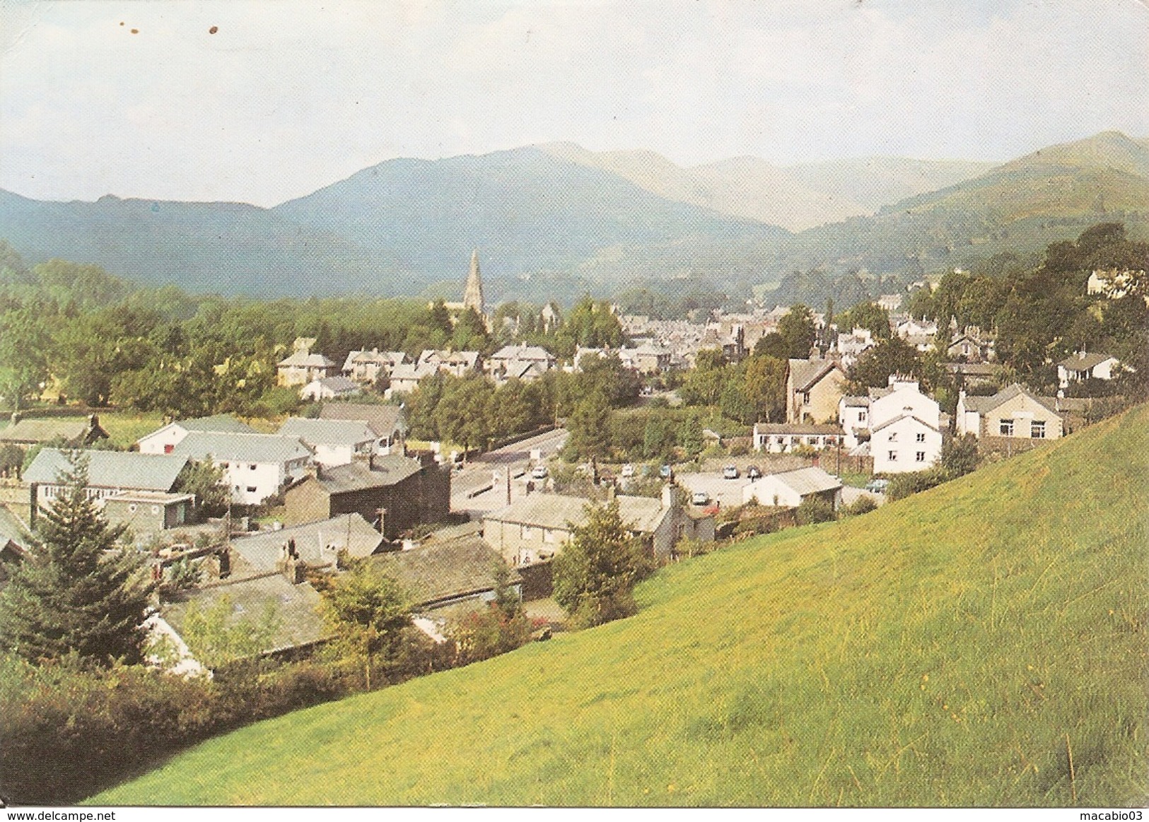 Angleterre  : Ambleside , Westmorland A View The South Of The Town Over Ambleside To The Fairfield Range   Réf 2752 - Ambleside