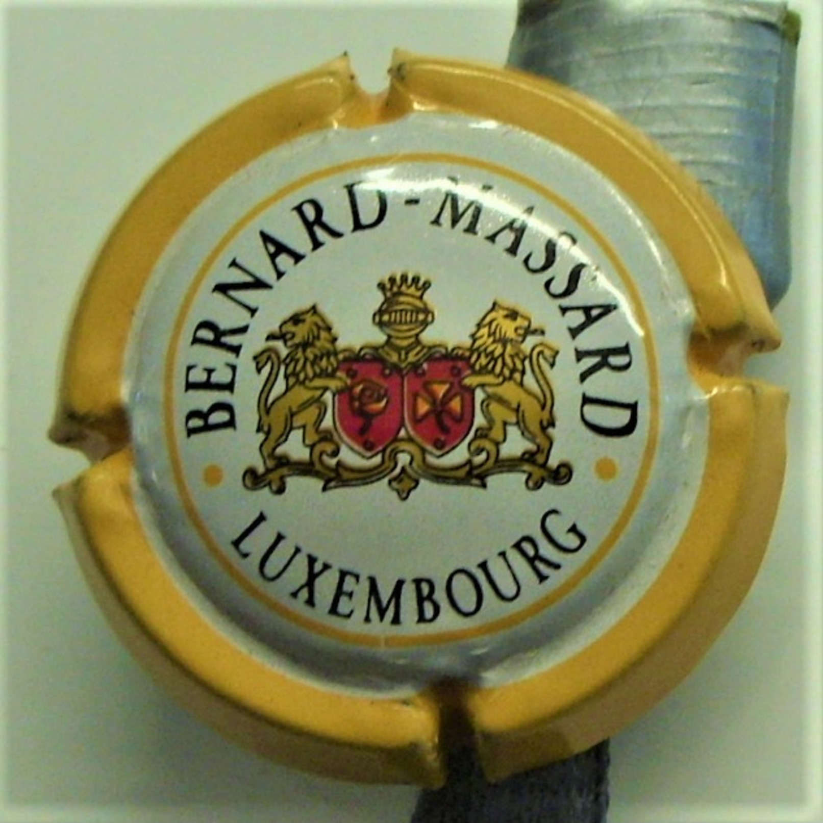 Capsule De Mousseux Luxembourg - Bernard-Massard ( Grand écusson , Contour Jaune ) - Mousseux