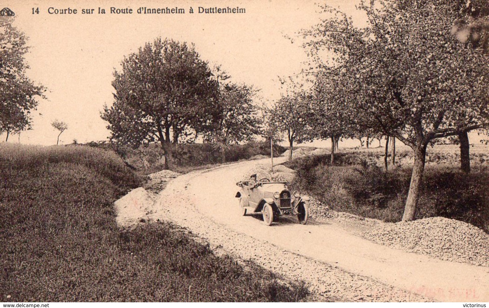 ROUTE D'INNENHEIM A DUTTLENHEIM  -  CABRIOLET MATHIS DANS UNE COURBE -  Vers 1921 - 1922 - Autres & Non Classés