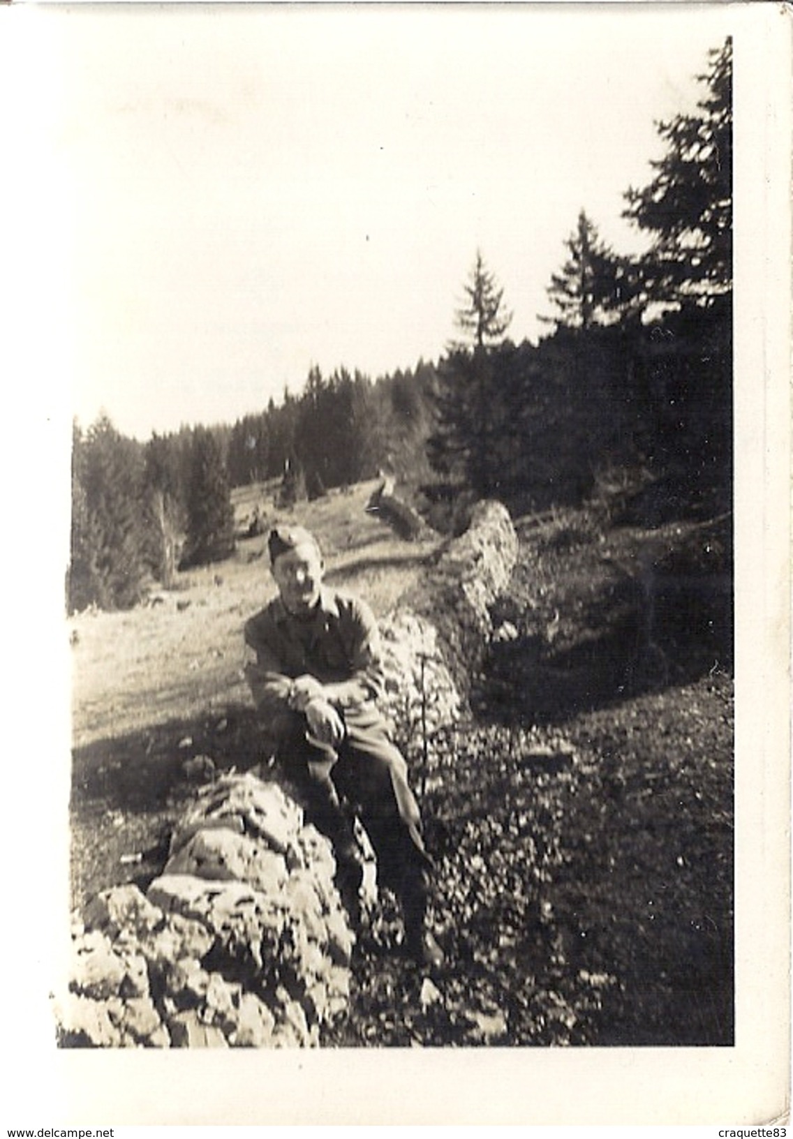 "THAT'S ME JUST INSIDE THE SWISS BORDER"  Soldat Assis Sur Le Muret Délimitant La Frontière - Guerre, Militaire