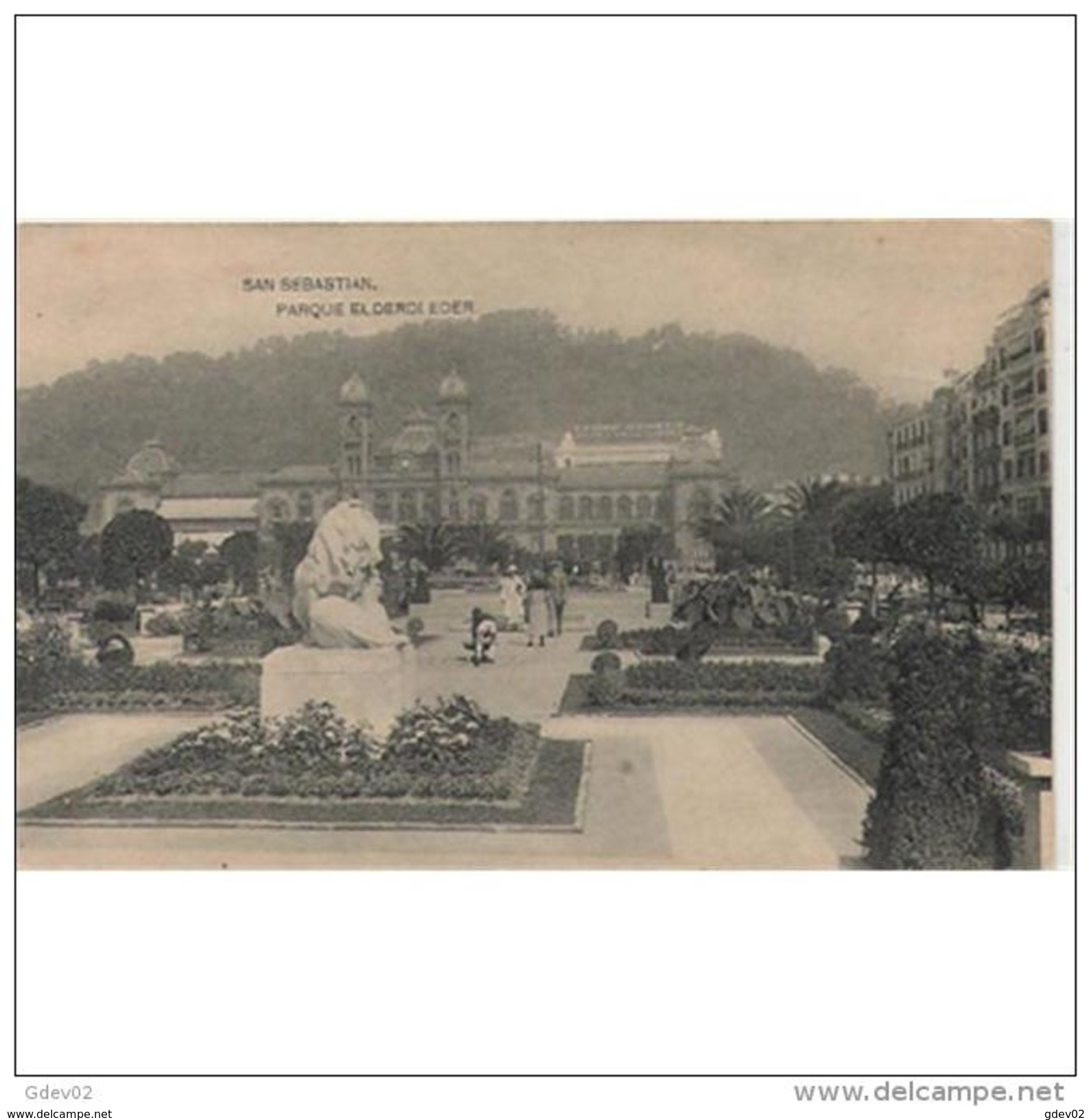 GPCATP6940CPA-LFTD1228TBES.Tarjeta Postal DE GUIPUZCOA.Edificios,personas,ARTE.esculturas PARQUE  En SAN SEBASTIAN - Esculturas