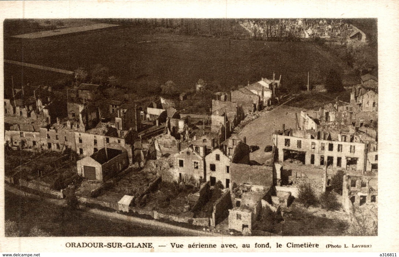 Oradour Sur Glane Vue Aerienne Avec Au Fond Le Cimetiere - Oradour Sur Glane