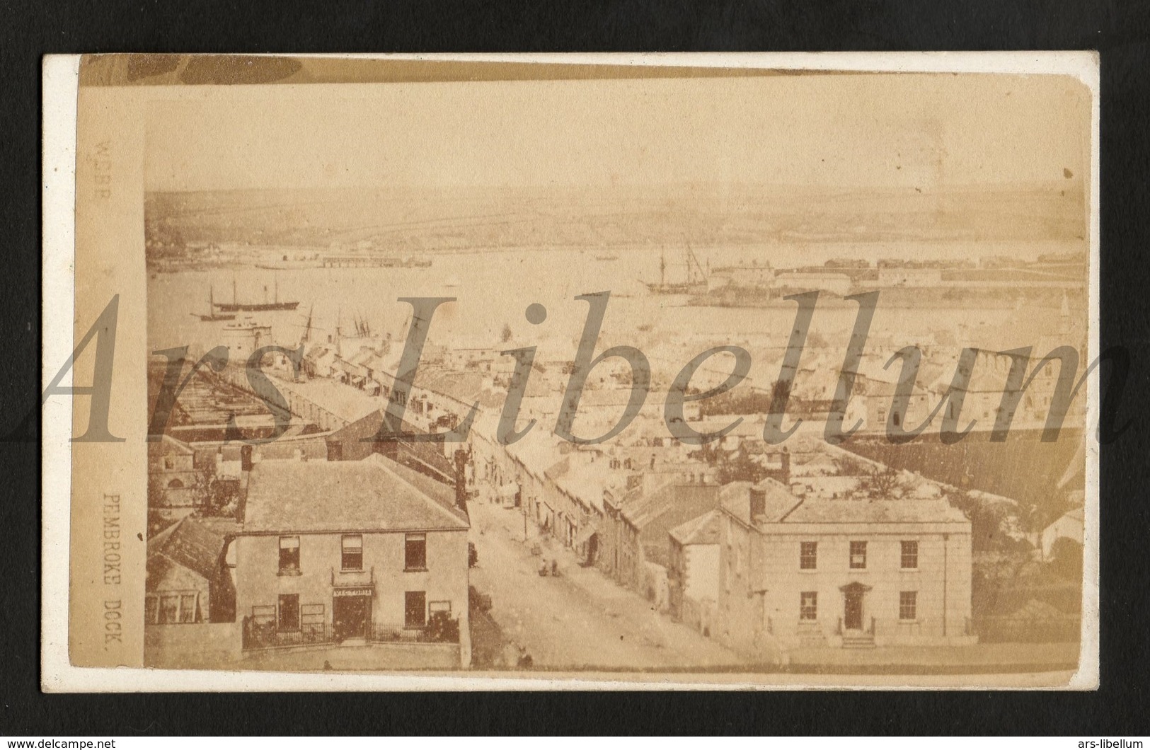 Photo-carte De Visite / CDV / W / 2 Scans / United Kingdom / Pembroke Dock / Photo Sidney Webb - Lieux