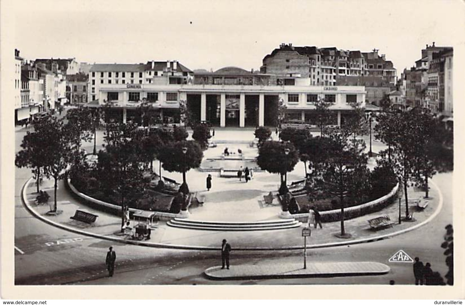 64 - PAU - Le Palais Des Pyrénées Et Le Square Clémenceau. - Pau