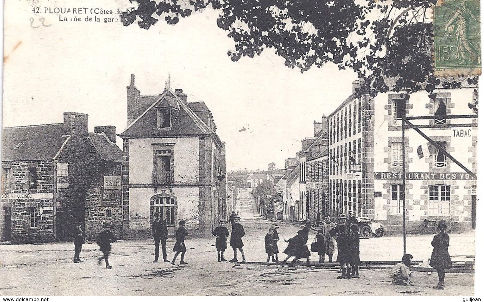 22 - PLOUARET - 42 - La Rue De La Gare - Animation - Restaurant ... Circulé 1920 - Plouaret