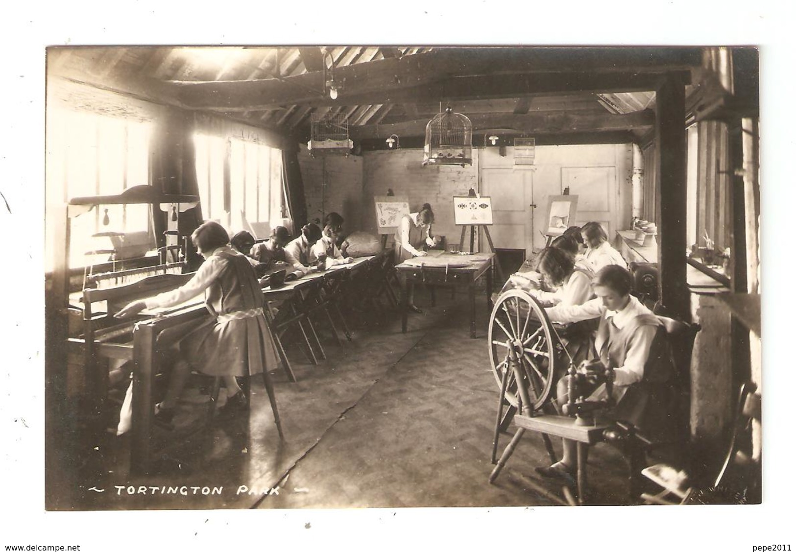 Carte Photo ARUNDEL Tortington Park Elèves Filles Dans  Un Salle De Tissage Pupils Girls In A Classroom Of Weaving - Arundel