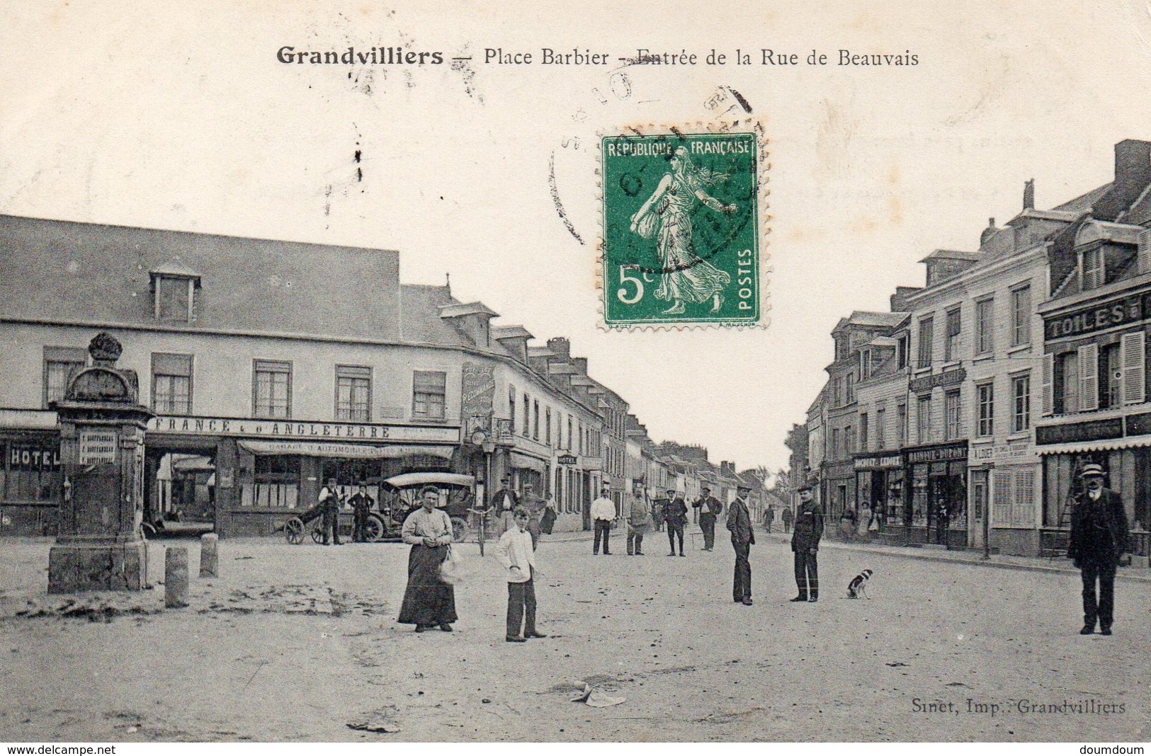 CPA GRANDVILLIERS - PLACE BARBIER - ENTREE DE LA RUE DE BEAUVAIS - Grandvilliers