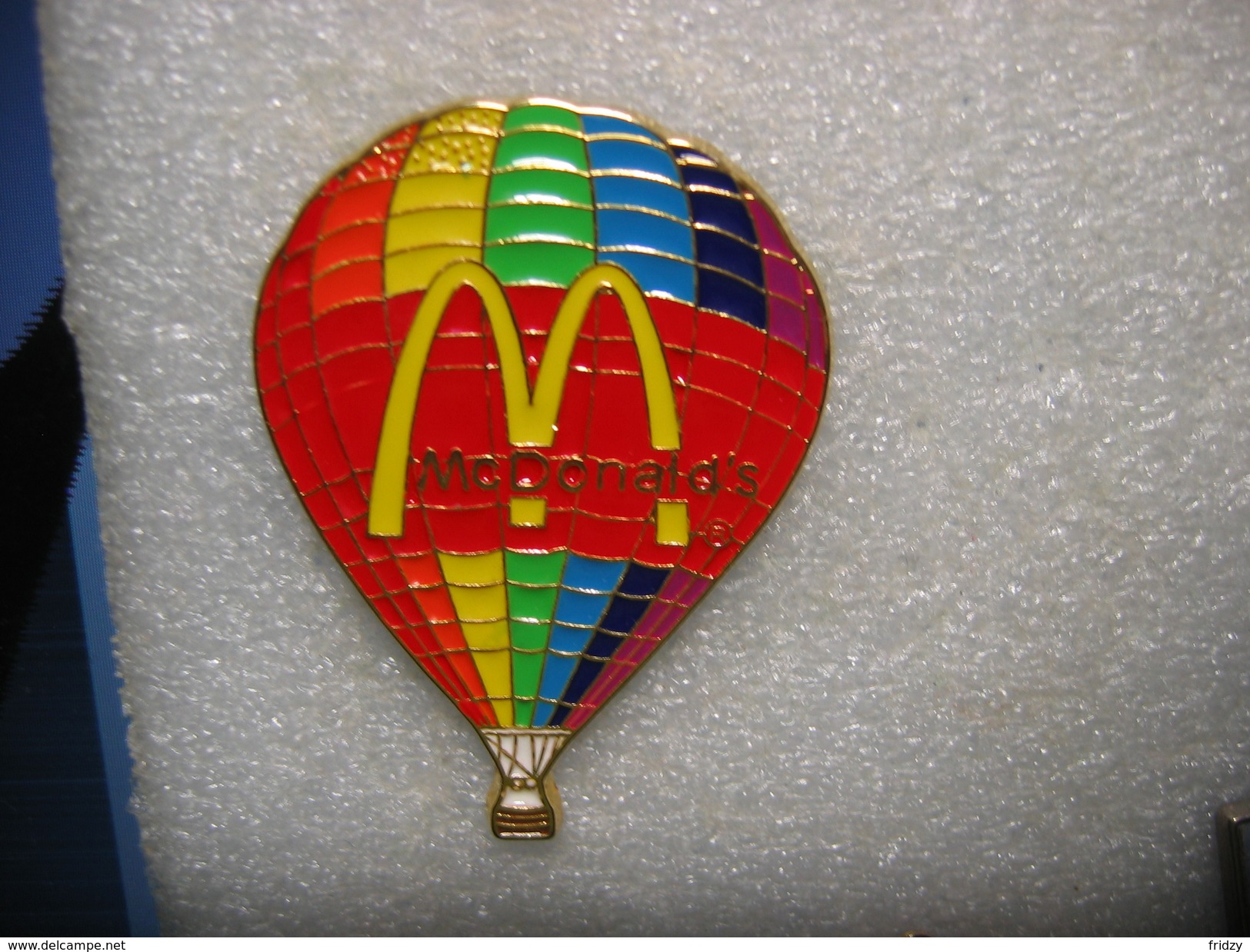 Pin's à 2 Attaches Des 200 Ans De La Montgolfiere, Pub MAC DONALD'S. Tirage 200 Exemplaires - Airships