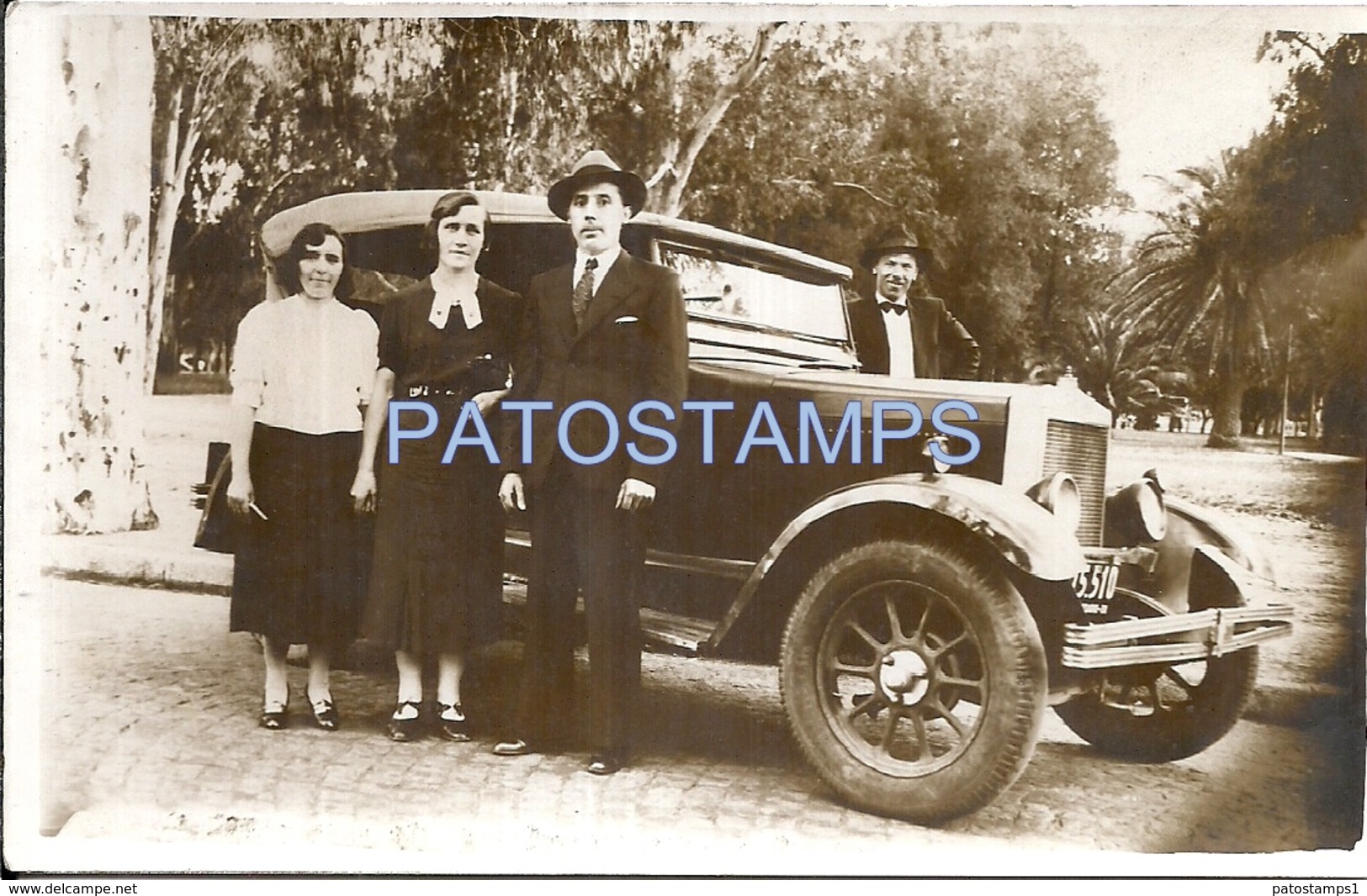 68166 AUTOMOBILE OLD CAR AUTO SEDAN AND MAN & WOMAN'S POSTAL POSTCARD - Autres & Non Classés