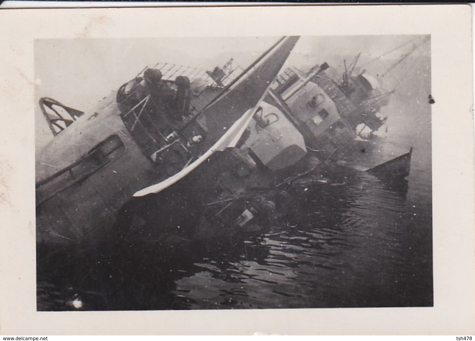 MILITARIA----BATEAU DE GUERRE Coulé ---mini Photo --voir 2 Scans - Autres & Non Classés