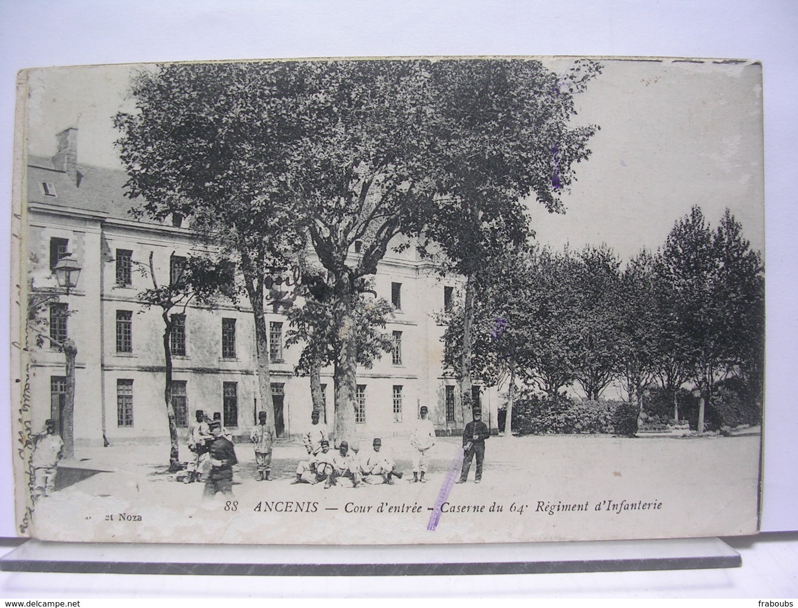 44 - ANCENIS - COUR D'ENTREE - CASERNE DU 64e REGIMENT D'INFANTERIE - ANIMEE - CACHET MILITAIRE - 1917 - Ancenis