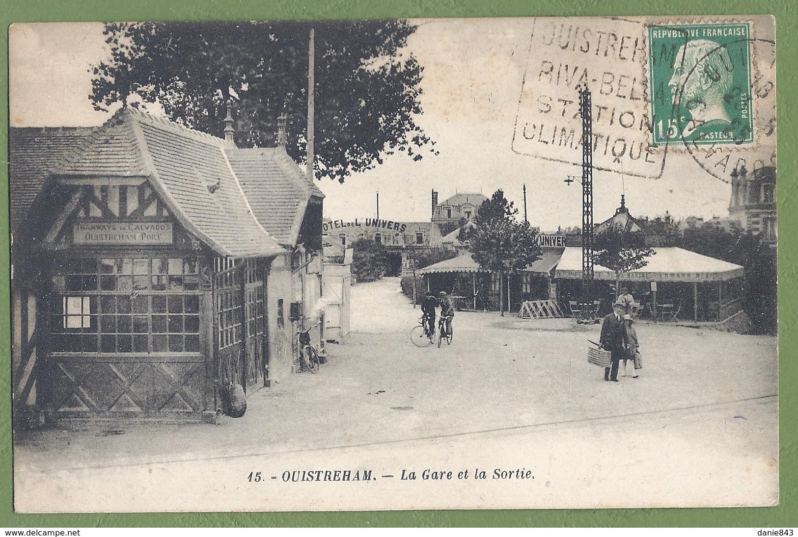 CPA  Peu Courante -  CALVADOS - OUISTRÉHAM -  LA GARE ET LA SORTIE - Animation - Collection Tramblais Harivel - Ouistreham