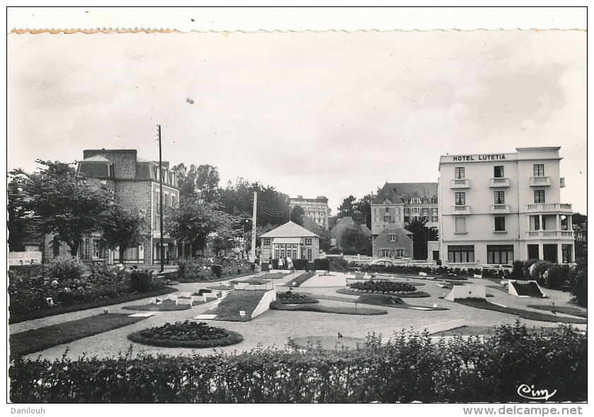 35 // SAINT LUNAIRE   Le Golf Miniature Et Les Hotels  10  CPSM PETIT FORMAT - Autres & Non Classés