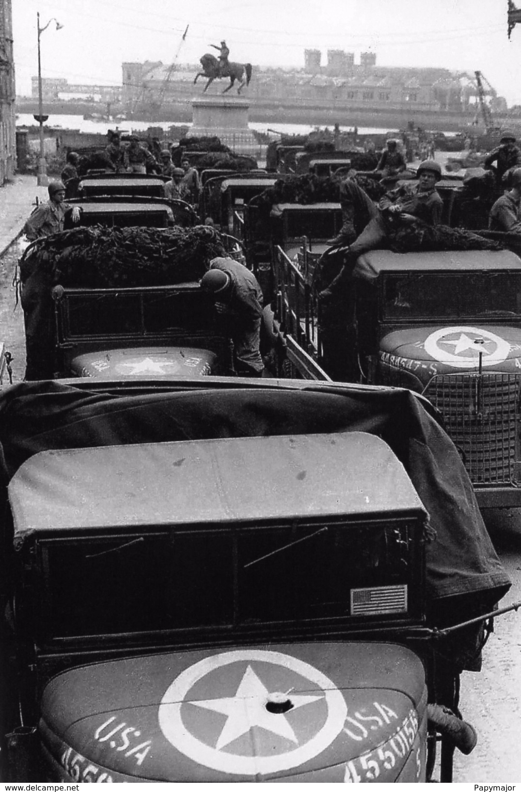 WW2 - Photo-carte - Bataille De Normandie - Camions Américains Place Napoléon à Cherbourg - 1939-45