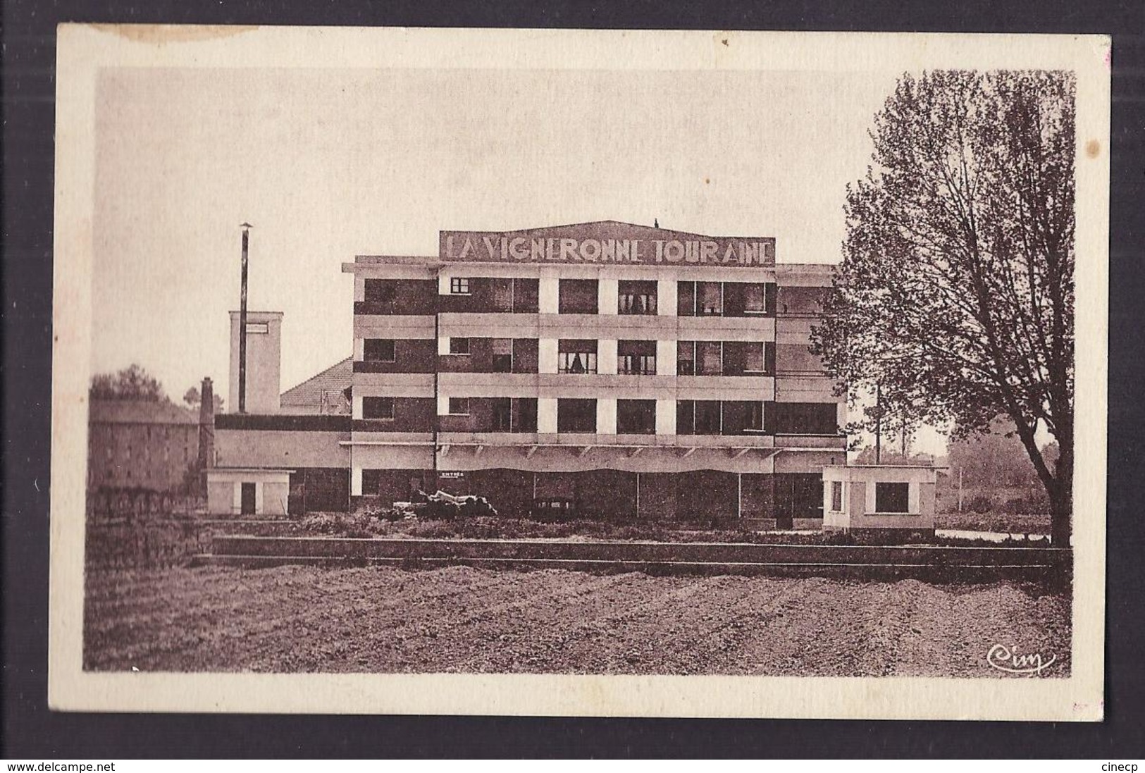 CPSM 84 - LA TOUR-d'AIGUES - Coopérative La Vigneronne - TB PLAN Etablissement Du VIN VIGNE - La Tour D'Aigues