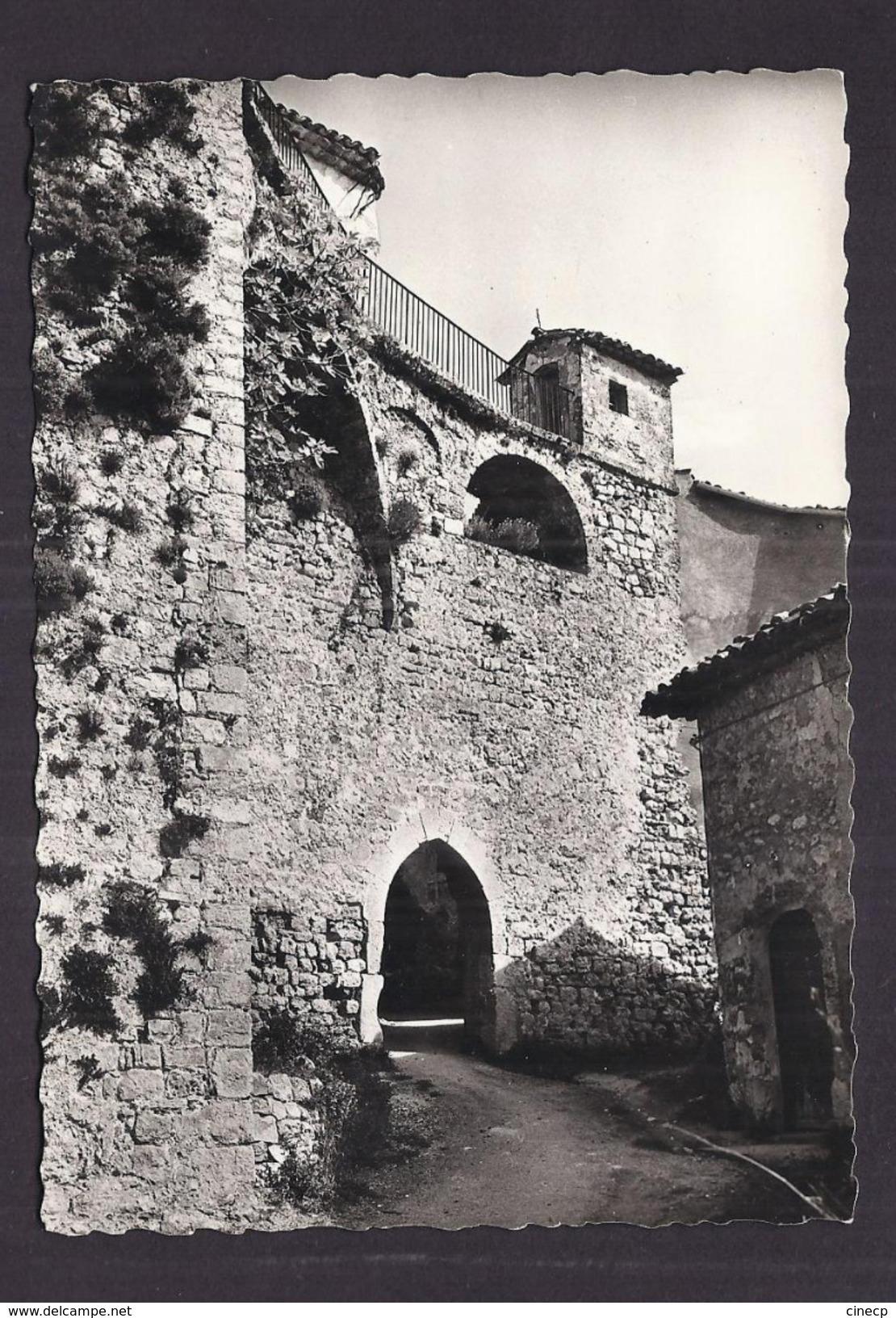 CPSM 83 - BARGEMON - Château Du XIVè Siècle Et La Tour De Guet - TB PLAN CENTRE VILLAGE Ruelle - Bargemon