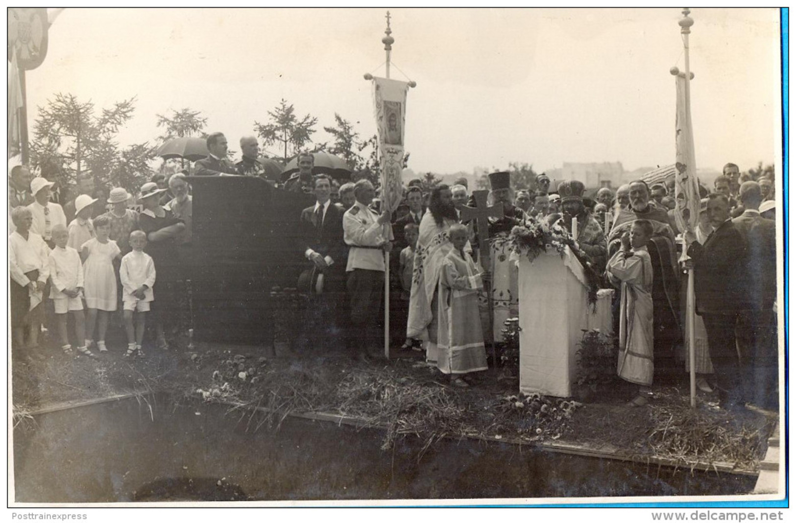 Kingdom YU. Belgrade. The Russian Emigrants On The Funeral At New Cemetery. 2X 11,5X17cm. - Places