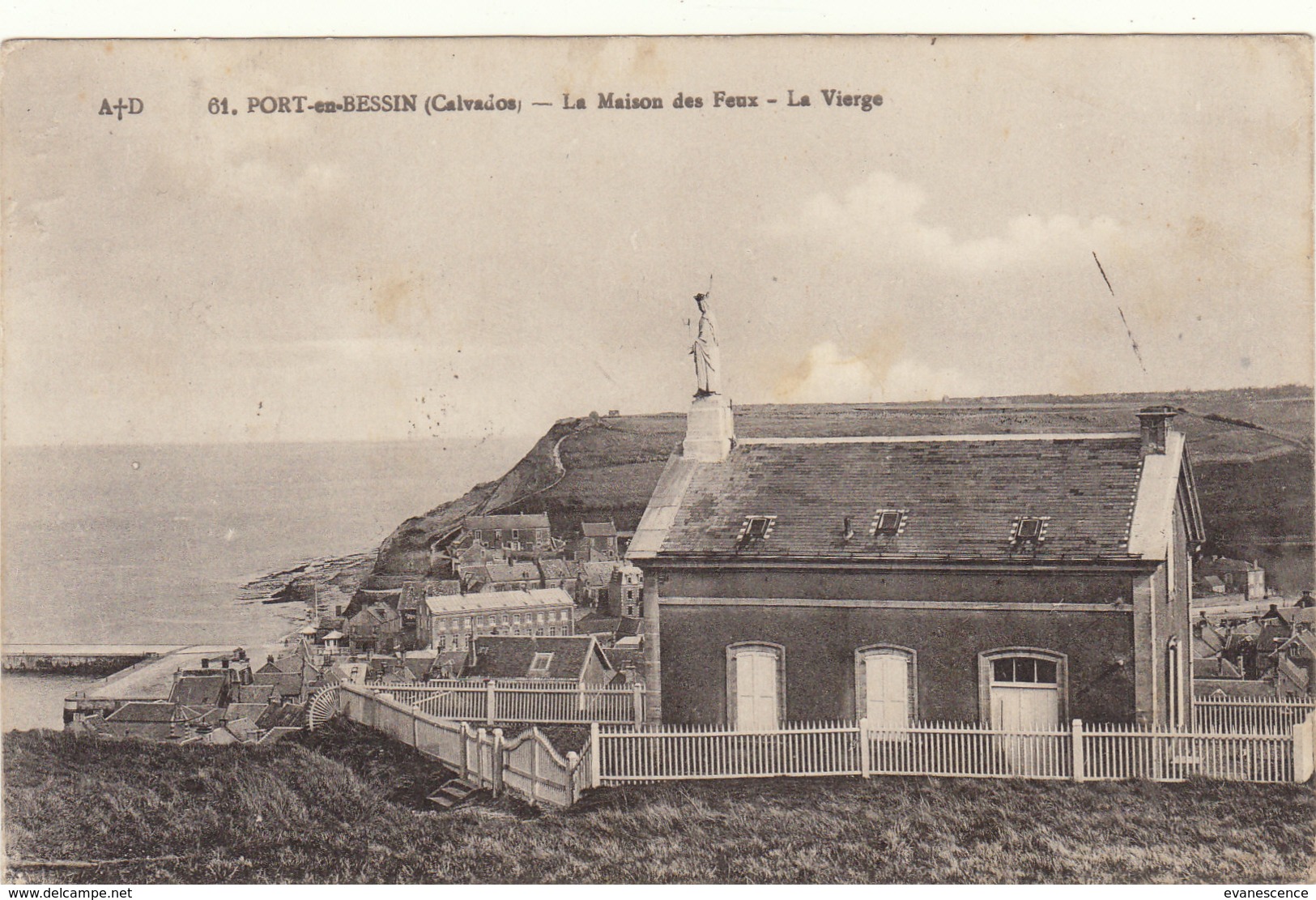 PORT EN BESSIN / LA MAISON DES FEUX    //////     REF MARS 17 / N° 2567 - Port-en-Bessin-Huppain