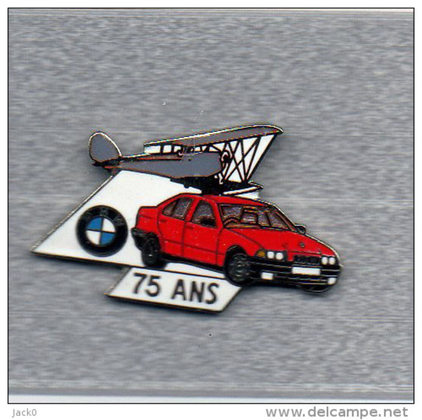 Pin´s  Automobile  B M W  Rouge  75  Ans  Verso  Sigle  BMW  Et  Démons  Et  Merveilles - BMW