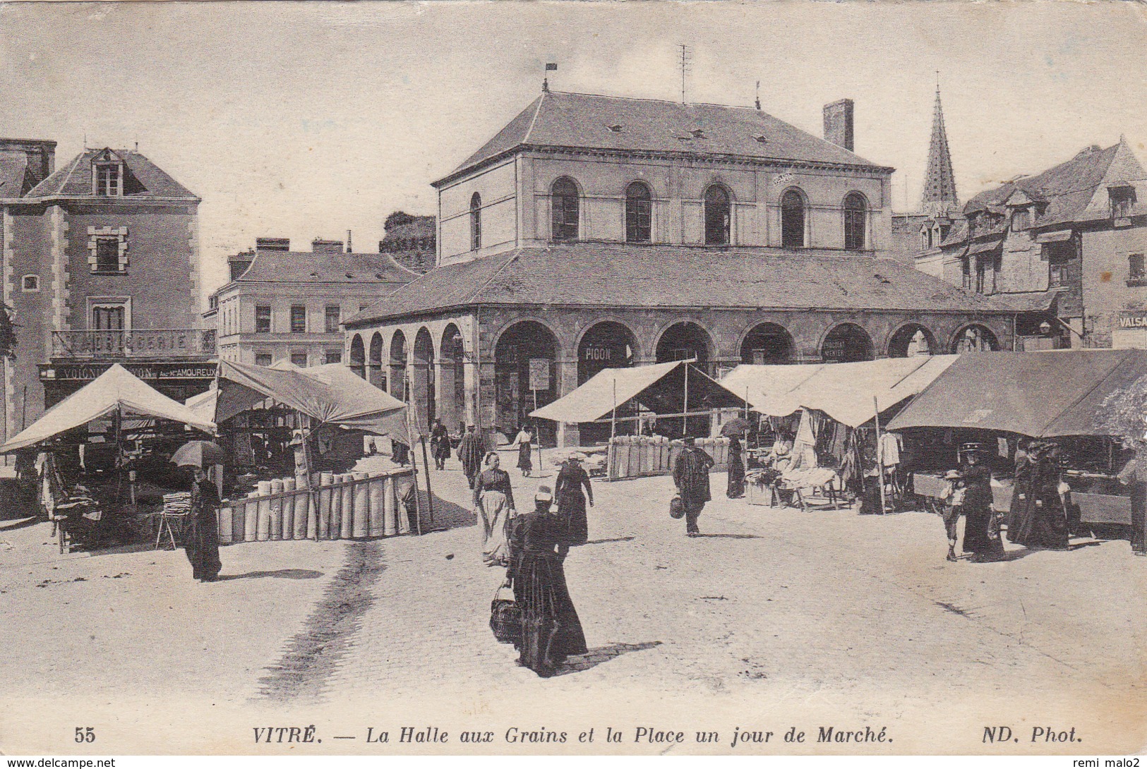 CPA   VITRE 35  La Halle Aux Grains Et La Place Un Jour De Marché - Vitre