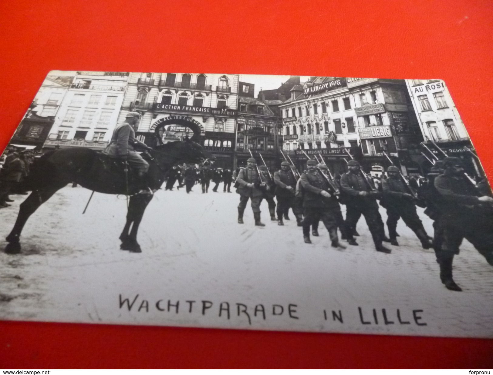 CARTE POSTALE  SOLDATS ALLEMANDS  PARADE SUR LA GRAND PLACE A LILLE (NORD)PENDANT L'OCCUPATION 14/18 - Dokumente