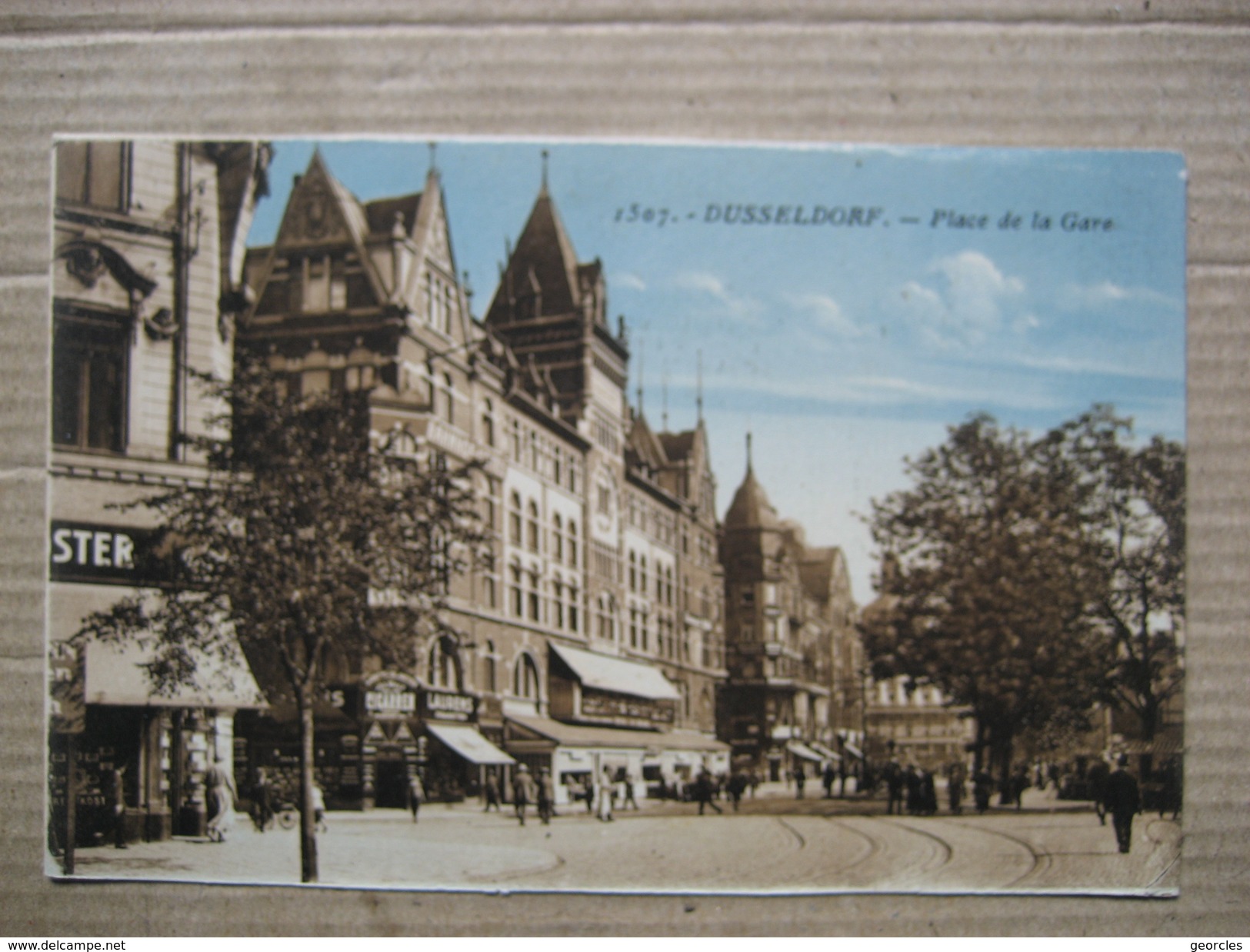 DEUTSCHLAND      -    DUSSELDORF     - PLACE DE LA GARE     TTB - Duesseldorf